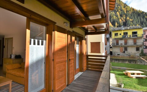Cà Serena: Bâtiment, Propriété, Ciel, Nuage, Plante, Bois, Architecture, Fenêtre, Porte, Immobilier