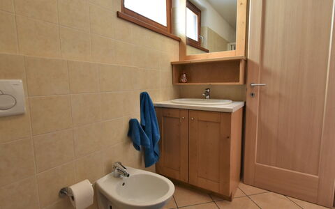 Cà Serena: Évier, Robinet, Propriété, Bâtiment, Lavabo, Luminaire Plomberie, Cabinetry, Salle De Bains, Bois, Armoire De Toilette