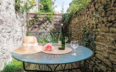 Arbenn 1: Table, Meubles, Plante, Bouteille, Tableau De Plein Air, Mobilier De Jardin, Chaise, Herbe, Pot De Fleur, Ciel