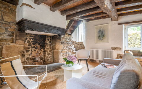 Arbenn 1: Propriété, Bâtiment, Meubles, Plante, Fenêtre, Design Intérieur, Bois, Chaise, Plante D'Appartement, Architecture
