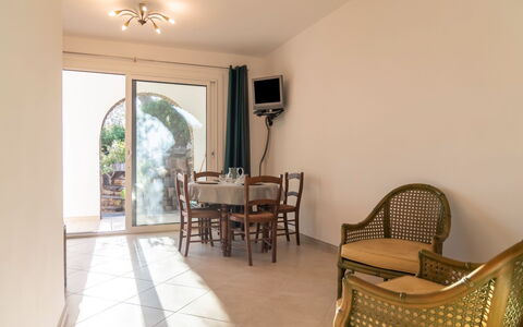 Hibiscus: Meubles, Propriété, Table, Chaise, Bois, Éclairage, Design Intérieur, Sol, Porte, Sol