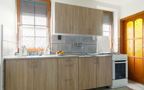 Nimrod: Cabinetry, Robinet, Comptoir, Evier, Bâtiment, Évier, Fenêtre, Cuisine, Bois, Cuisinière