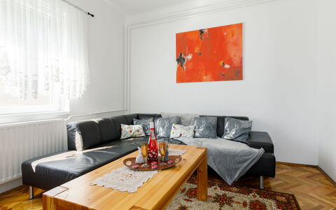 Pioneer: Canapé, Table, Propriété, Meubles, Confort, Bâtiment, Bois, Orange, Textile, Design Intérieur
