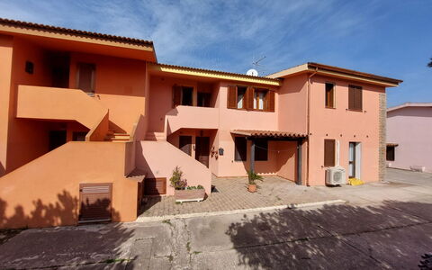 Lucia: Ciel, Nuage, Bâtiment, Fenêtre, Maison, Plante, Quartier, Zone Résidentielle, Ombre, Immobilier