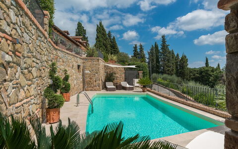 Villa Vico: L'Eau, Nuage, Ciel, Plante, Piscine, Bleu Azur, Arbre, Paysage Naturel, Herbe, Bâtiment