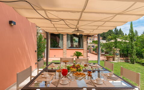 Villa Vico: Table, Plante, Bâtiment, Fenêtre, Ombre, Design Intérieur, Bois, Architecture, Aliments, Mobilier De Jardin