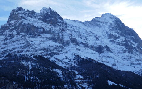 Chalet Wyssefluh: Nuage, Ciel, Montagne, Neige, Paysage Naturel, Monde, Pente, Montagnes, Plante, Terrain