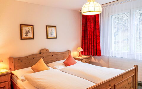 Chalet Wyssefluh: Meubles, Lit, Design Intérieur, Chambre, Drap De Lit, Bois, Literie, Plafond, Pièce, Sol