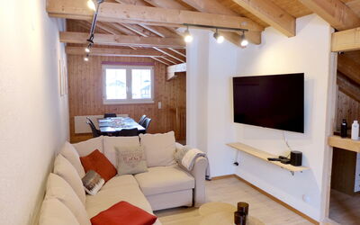 Chalet Bergliebe 340.1: Canapé, Propriété, Meubles, Confort, Fenêtre, Table, Design Intérieur, Bâtiment, Bois, Salon