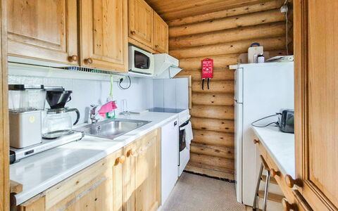 Munkero: Bois, Cuisine, Principaux Appliance, Évier, Comptoir, Appareil De Cuisine, Tache De Bois, Robinet, Cabane En Rondins, Luminaire Plomberie