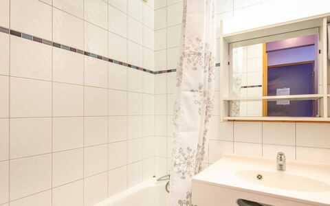 Les Avanchers-Valmorel 605: Miroir, Luminaire Plomberie, Robinet, Propriété, Évier, Salle De Bains, Lavabo, Bâtiment, Baignoire, Rectangle