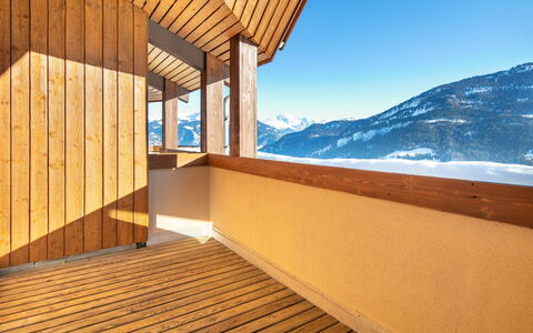 Les Avanchers-Valmorel 605: Ciel, Propriété, Fenêtre, Bois, Bâtiment, Ombre, Design Intérieur, Tache De Bois, Mur, Montagne