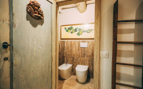 Casa San Valentino: Marron, Propriété, Bâtiment, Bois, Design Intérieur, Porte, Salle De Bains, Maison, Sol