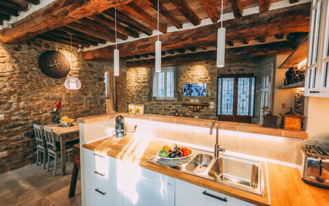 Casa San Valentino: Propriété, Meubles, Comptoir, Cabinetry, Évier, Bois, Evier, Fenêtre, Bâtiment, Table