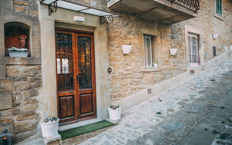 Casa San Valentino: Fenêtre, Bâtiment, Porte, Bois, Brique, Architecture, Brickwork, Quartier, Surface De La Route
