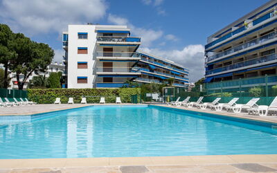 Cagnes-Sur-Mer 173: L'Eau, Ciel, Bâtiment, Nuage, Piscine, Fenêtre, Plante, Arbre, Loisir, Aqua