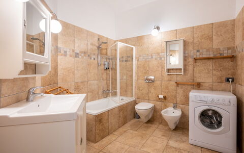 Magna Fina: Miroir, Luminaire Plomberie, Robinet, Propriété, Évier, Lavabo, Salle De Bains, Bâtiment, Violet, Armoire De Toilette