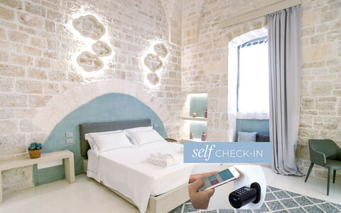 B&b Vico Bianco: Meubles, Propriété, Bâtiment, Confort, Bleu Azur, Design Intérieur, Cadre De Lit, Sol, Sol, Maison