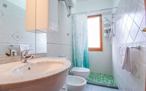 La Collina: Miroir, Évier, Luminaire Plomberie, Robinet, Propriété, Lavabo, Violet, Salle De Bains, Design Intérieur, Bâtiment