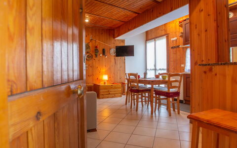 La Collina: Propriété, Table, Bois, Design Intérieur, Orange, Chaise, Sol, Sol, Tache De Bois