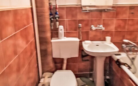 Kasprzaka Warszawa: Siège De Toilette, Salle De Bains, Luminaire Plomberie, Toilette, Lavabo, Évier, Sol, Sol, Plomberie, Robinet
