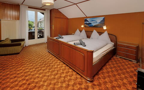 Chalet Dori: Meubles, Chambre, Domicile, Lit, Cadre De Lit, Literie, Drap De Lit, Tache De Bois, Hôtel, Dur