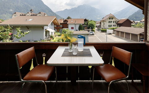 Chalet Dori: Meubles, Table, Chaise, Chaîne De Montagnes, Mobilier De Jardin, Restaurant, Tableau De Plein Air, Balcon, Plante D'Appartement, Table Cuisine Et Salle A Manger