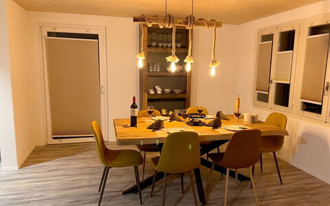 Chalet Dori: Table, Meubles, Chaise, Bois, Bâtiment, Orange, Table Cuisine Et Salle A Manger, Ombre, Design Intérieur, Canapé