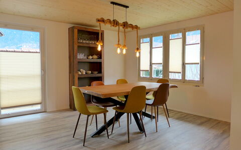 Chalet Dori: Meubles, Propriété, Fenêtre, Chaise, Table, Bois, Blind Fenêtre, Ombre, Design Intérieur, Salle