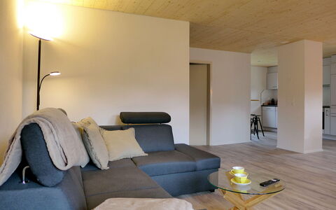 Chalet Dori: Meubles, Propriété, Confort, Canapé, Table, Bâtiment, Éclairage, Bois, Ombre, Design Intérieur