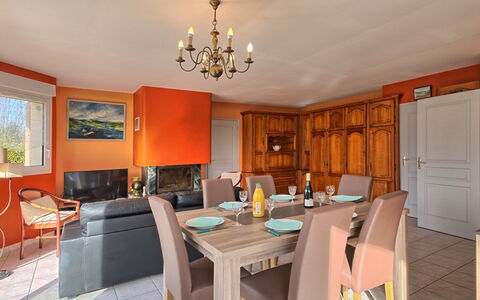 Charme de Penvins: Table, Meubles, Propriété, Ciel, Bâtiment, Canapé, Bleu Azur, Nuage, Ombre, Design Intérieur