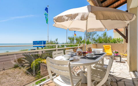 La Grande Côte Bis: Ciel, Table, Plante, Propriété, Bâtiment, Parapluie, Meubles, Bleu Azur, L'Eau, Ombre