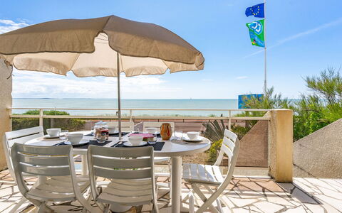 La Grande Côte Bis: Ciel, Propriété, Table, Meubles, Chaise, L'Eau, Parapluie, Bleu Azur, Mobilier De Jardin, Ombre
