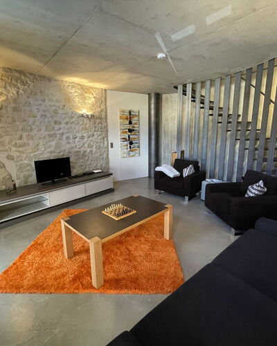 Syr: Table, Meubles, Propriété, Bois, Design Intérieur, Éclairage, Canapé, Architecture, Sol, Salon