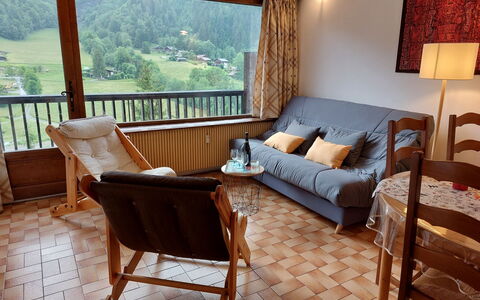 Le Bionnassay: Meubles, Confort, Bois, Bâtiment, Éclairage, Salon, Canapé, Ombre, Cadre, Lampe