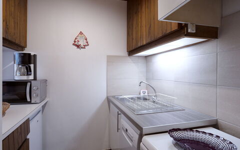 Le Bionnassay: Propriété, Cabinetry, Bâtiment, Blanc, Évier, Cuisinière, Cuisine, Éclairage, Robinet, Comptoir