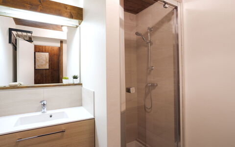 Le Bionnassay: Miroir, Robinet, Propriété, Luminaire Plomberie, Évier, Armoire De Toilette, Porte De Douche, Bâtiment, Salle De Bains, Cabinetry