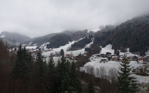 Le Bionnassay: Nuage, Ciel, Bâtiment, Neige, Plante, Fenêtre, Monde, Pente, Branche, Arbre