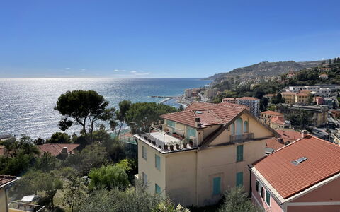 La Casetta: Nuage, Ciel, Bâtiment, Neige, Plante, Fenêtre, Monde, Pente, Branche, Arbre