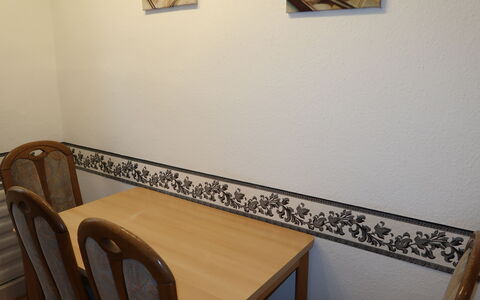 Nordlicht: Table, Meubles, Cadre, Bâtiment, Bois, Chaise, Sol, Mur, Sol, Dur