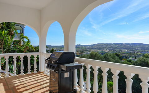 Villa Mimosa: Ciel, Propriété, Nuage, Porche, Bâtiment, Architecture, Ombre, Bois, Ligne, Clôture