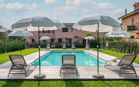 Imperia 388: L'Eau, Plante, Nuage, Ciel, Propriété, Meubles, Piscine, Parapluie, Bleu Azur, Bâtiment