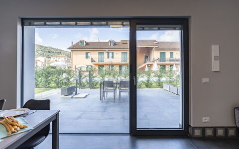 Imperia 388: Bâtiment, Fenêtre, Plante, Table, Arbre, Ombre, Bois, Sol, Porte
