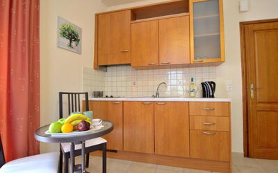 Studio 3 Balcony: Cabinetry, Comptoir, Propriété, Meubles, Bâtiment, Évier, Robinet, Cuisine, Tiroir, Bois