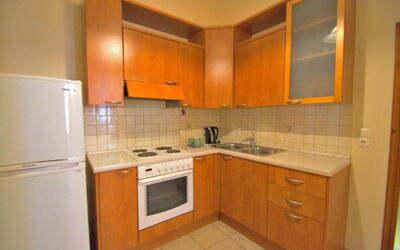 Studio Superior 4 Balcony: Comptoir, Cabinetry, Bâtiment, Propriété, Evier, Évier, Robinet, Cuisinière, Cuisine, Appareil De Cuisine