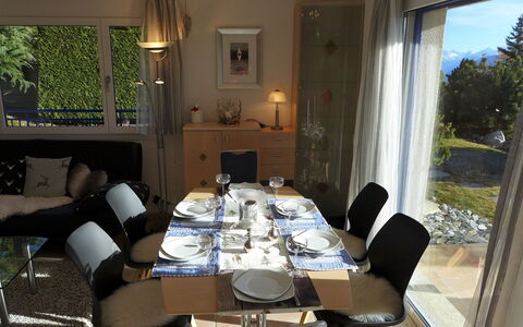 Maison N°35: Table, Meubles, Propriété, Chaise, Ombre, Éclairage, Design Intérieur, Rideau, Bâtiment, Salon
