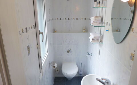 Maison N°35: Luminaire Plomberie, Propriété, Miroir, Évier, Lavabo, Salle De Bains, Robinet, Toilette, Design Intérieur, Maison