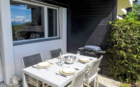Les Essampilles 25: Table, Vaisselle, Meubles, Propriété, Plante, Design Intérieur, Chaise, Ombre, Bois, Vaisselle