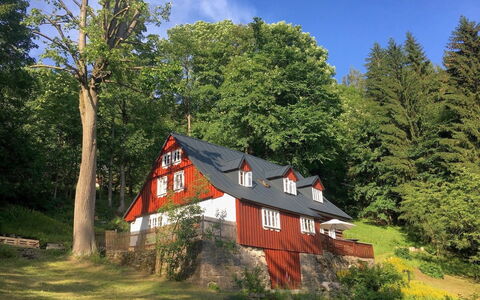 Sunny Slope & Sauna: Plante, Ciel, Bâtiment, Nuage, Arbre, Paysage Naturel, Maison, Lot Terre, Chalet, Herbe