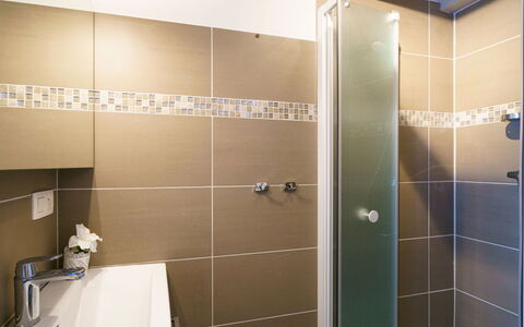 La Petite Iroise: Bâtiment, Salle De Bains, Douche, Sol, Sol, Porte De Douche, Tete De Douche, Luminaire Plomberie, Plomberie